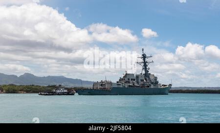 PEARL HARBOR (28. Juni 2022) – USS Sampson (DDG 102), ein Zerstörer der Arleigh-Burke-Klasse, kommt auf der Joint Base Pearl Harbor-Hickam an, um am 28. Juni an Rim of the Pacific (RIMPAC) 2022 teilzunehmen. 26 Nationen, 38 Schiffe, vier U-Boote, mehr als 170 Flugzeuge und 25.000 Mitarbeiter nehmen vom 29. Juni bis zum 4. August an RIMPAC in und um die Hawaii-Inseln und Südkalifornien Teil. RIMPAC, die weltweit größte internationale maritime Übung, bietet eine einzigartige Ausbildungsmöglichkeit und fördert und pflegt kooperative Beziehungen zwischen den Teilnehmern, die für die Gewährleistung von Stockfoto