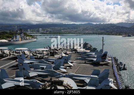 PEARL HARBOR (28. Juni 2022) der Flugzeugträger USS Abraham Lincoln (CVN 72) der Nimitz-Klasse zieht während des Rim of the Pacific (RIMPAC) 2022 in den Joint Base Pearl Harbor Hickam ein. 26 Nationen, 38 Schiffe, vier U-Boote, mehr als 170 Flugzeuge und 25.000 Mitarbeiter nehmen vom 29. Juni bis zum 4. August an RIMPAC in und um die Hawaii-Inseln und Südkalifornien Teil. RIMPAC ist die weltweit größte internationale maritime Übung und bietet eine einzigartige Ausbildungsmöglichkeit und fördert und pflegt kooperative Beziehungen zwischen den Teilnehmern, die für die Sicherheit von Seewegen und wichtig sind Stockfoto