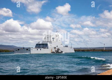 PEARL HARBOR (28. Juni 2022) – USS Michael Monsoor (DDG 1001) der Klasse Zumwalt erreicht die Joint Base Pearl Harbor-Hickam, um an Rim of the Pacific (RIMPAC) 2022 teilzunehmen. 26 Nationen, 38 Schiffe, vier U-Boote, mehr als 170 Flugzeuge und 25.000 Mitarbeiter nehmen vom 29. Juni bis zum 4. August an RIMPAC in und um die Hawaii-Inseln und Südkalifornien Teil. RIMPAC, die weltweit größte internationale maritime Übung, bietet eine einzigartige Ausbildungsmöglichkeit und fördert und pflegt kooperative Beziehungen zwischen den Teilnehmern, die für die Gewährleistung des saf von entscheidender Bedeutung sind Stockfoto