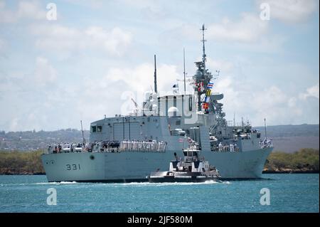 220628-N-XL376-1095 PEARL HARBOR (28. Juni 2022) – die Fregatte der Royal Canadian Navy HMCS Vancouver (FFH 331) kommt auf der Joint Base Pearl Harbor-Hickam an, um am 28. Juni an der RIMPAC 2022 teilzunehmen. 26 Nationen, 38 Schiffe, vier U-Boote, mehr als 170 Flugzeuge und 25.000 Mitarbeiter nehmen vom 29. Juni bis zum 4. August an RIMPAC in und um die Hawaii-Inseln und Südkalifornien Teil. RIMPAC, die weltweit größte internationale maritime Übung, bietet eine einzigartige Ausbildungsmöglichkeit und fördert und pflegt kooperative Beziehungen zwischen Teilnehmern, die für ENSU von entscheidender Bedeutung sind Stockfoto