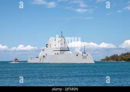 PEARL HARBOR (28. Juni 2022) – USS Michael Monsoor (DDG 1001) der Klasse Zumwalt erreicht die Joint Base Pearl Harbor-Hickam, um an Rim of the Pacific (RIMPAC) 2022 teilzunehmen. 26 Nationen, 38 Schiffe, vier U-Boote, mehr als 170 Flugzeuge und 25.000 Mitarbeiter nehmen vom 29. Juni bis zum 4. August an RIMPAC in und um die Hawaii-Inseln und Südkalifornien Teil. RIMPAC, die weltweit größte internationale maritime Übung, bietet eine einzigartige Ausbildungsmöglichkeit und fördert und pflegt kooperative Beziehungen zwischen den Teilnehmern, die für die Gewährleistung des saf von entscheidender Bedeutung sind Stockfoto