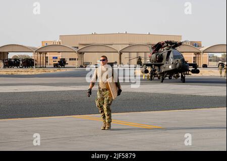 Justin Gymar, Senior Airman der US Air Force, 386. Expeditionary Logistics Readiness Squadron, transportiert Holzpaletten zur Fluglinie des Ali Al Salem Air Base, Kuwait, 23. Juni 2022. Luftträger der 386. ELRS und Luftfahrtspezialisten der U.S. Army 11. Expeditionary Combat Aviation Brigade führten Hilfe an Stelle/Übertragung der Autorität von Apache-Hubschraubern durch, die dem U.S. Army 101. Aviation Bataillon zugewiesen wurden. (USA Luftwaffe Foto von Senior Airman Natalie Filzen) Stockfoto