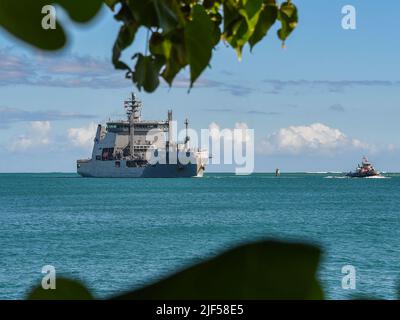 220628-N-EE352-1021 PEARL HARBOR (28. Juni 2022) – das Hilfsölnachfüllungsschiff HMNZS Aotearoa (A 11) der Royal New Zealand Navy kommt auf der Joint Base Pearl Harbor-Hickam an, um am 28. Juni an der RIMPAC 2022 teilzunehmen. 26 Nationen, 38 Schiffe, vier U-Boote, mehr als 170 Flugzeuge und 25.000 Mitarbeiter nehmen vom 29. Juni bis zum 4. August an RIMPAC in und um die Hawaii-Inseln und Südkalifornien Teil. RIMPAC, die weltweit größte internationale maritime Übung, bietet eine einzigartige Ausbildungsmöglichkeit und fördert und pflegt die kooperativen Beziehungen zwischen den PA Stockfoto