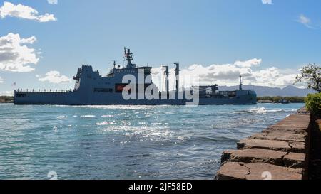 220628-N-EE352-1058 PEARL HARBOR (28. Juni 2022) – das Hilfsölnachfüllungsschiff HMNZS Aotearoa (A11) der Royal New Zealand Navy kommt am Joint Base Pearl Harbor-Hickam an, um am Rim of the Pacific (RIMPAC) 2022, 28. Juni, teilzunehmen. 26 Nationen, 38 Schiffe, vier U-Boote, mehr als 170 Flugzeuge und 25.000 Mitarbeiter nehmen vom 29. Juni bis zum 4. August an RIMPAC in und um die Hawaii-Inseln und Südkalifornien Teil. RIMPAC, die weltweit größte internationale maritime Übung, bietet eine einzigartige Ausbildungsmöglichkeit und fördert und pflegt kooperative Beziehungen unter PAR Stockfoto