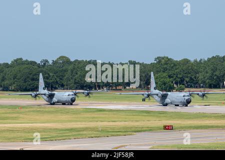 Zwei Flugzeuge des Typs C-130J Super Hercules, die der 815. Airlift Squadron auf der Keesler Air Force Base, Missouri, zugewiesen wurden, begeben sich am 28. Juni 2022 auf einen Ausbildungsflug. Der 815. AS arbeitet unter dem 403.-Flügel der Luftwaffenreserve und unterstützt verschiedene Luftfunktionen, darunter Luftaufzug und Luftabwurf. (USA Foto der Luftwaffe von Staff Sgt. Kristen Pittman) Stockfoto