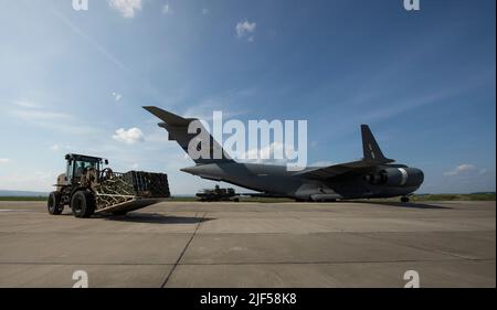 Ein US-Luftwaffe in einem Geländewagen 10K, der dem 621. Contingency Response Wing zugewiesen wurde, manövriert eine Palette von Fracht zum Frachtplatz in Osteuropa, 29. April 2022. Zusammen mit Partnerländern und Verbündeten lieferten 621. Contingency Response Wing Airmen zur Unterstützung des U.S. European Command Fracht an Operationen. (USA Foto der Luftwaffe von Staff Sgt. Dennis Hoffman) Stockfoto