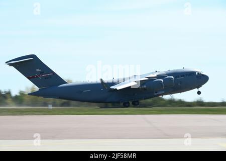 Ein C-17 Globemaster III-Flugzeug, das dem Luftlift-Flügel 167., der West Virginia Air National Guard, zugewiesen wurde, hebt vom Flughafen Kuressaare ab und befördert Fracht und Passagiere, die die Übung Defender 22 am 23. Mai 2022 in Saaremaa, Estland, unterstützen. DEFENDER-Europe 22 ist eine multinationale Trainingsübung, die die Fähigkeit von USAREUR-AF demonstrieren soll, die US-basierte Kampfkraft in Osteuropa schnell über mehrere Theater hinweg zur Unterstützung der NATO und der Nationalen Verteidigungsstrategie zu bündeln sowie die Fähigkeiten des Gastgeberlandes zu nutzen, um die operative Reichweite von USAREUR-AF zu erhöhen. (USA Air National Guard Stockfoto