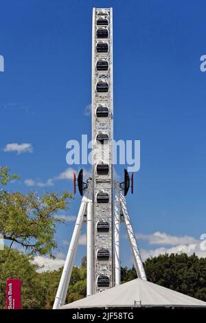 017 Profilansicht des Beobachtungsrades in den South Bank Parklands. Brisbane-Australien. Stockfoto