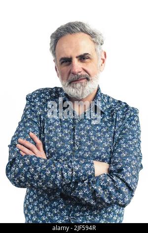 Bärtiger kaukasischer Mann in gemustertem Hemd faltende Hände Medium Schuss isoliert Studio Schuss weißen Hintergrund . Hochwertige Fotos Stockfoto