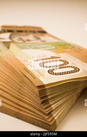 Stapel von zehntausend Dollar in kanadischen einhundert-Dollar-Banknoten. Stockfoto