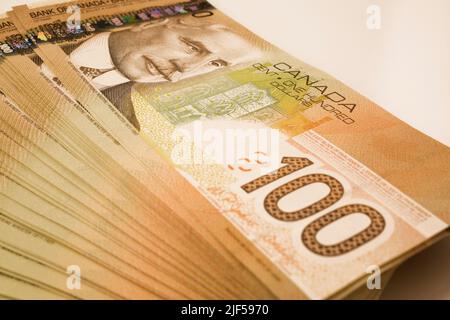 Stapel von zehntausend Dollar in kanadischen einhundert-Dollar-Banknoten. Stockfoto