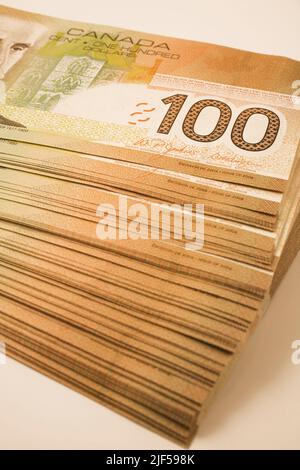 Stapel von zehntausend Dollar in kanadischen einhundert-Dollar-Banknoten. Stockfoto
