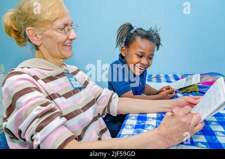 Ein ehrenamtlicher Tutor arbeitet mit einem Kindergartner in einem Nachschullaufwerk am 28. Februar 2013 in Columbus, Mississippi, an Sichtungsworten. Stockfoto