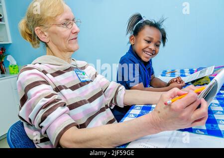 Ein ehrenamtlicher Tutor arbeitet mit einem Kindergartner in einem Nachschullaufwerk am 28. Februar 2013 in Columbus, Mississippi, an Sichtungsworten. Stockfoto