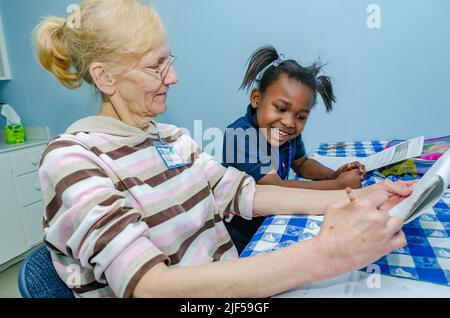 Ein ehrenamtlicher Tutor arbeitet mit einem Kindergartner in einem Nachschullaufwerk am 28. Februar 2013 in Columbus, Mississippi, an Sichtungsworten. Stockfoto