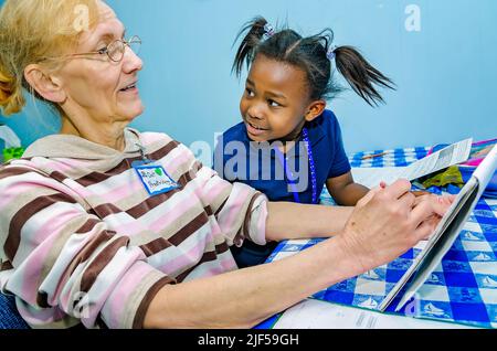 Ein ehrenamtlicher Tutor arbeitet mit einem Kindergartner in einem Nachschullaufwerk am 28. Februar 2013 in Columbus, Mississippi, an Sichtungsworten. Stockfoto