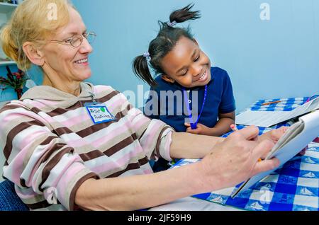 Ein ehrenamtlicher Tutor arbeitet mit einem Kindergartner in einem Nachschullaufwerk am 28. Februar 2013 in Columbus, Mississippi, an Sichtungsworten. Stockfoto