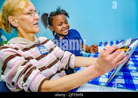 Ein ehrenamtlicher Tutor arbeitet mit einem Kindergartner in einem Nachschullaufwerk am 28. Februar 2013 in Columbus, Mississippi, an Sichtungsworten. Stockfoto