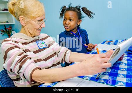 Ein ehrenamtlicher Tutor arbeitet mit einem Kindergartner in einem Nachschullaufwerk am 28. Februar 2013 in Columbus, Mississippi, an Sichtungsworten. Stockfoto