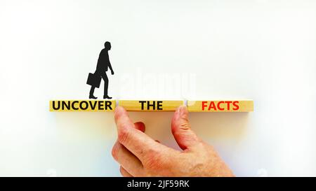 Entdecken Sie das Facts-Symbol. Concept Words enthüllen die Fakten auf Holzblöcken auf einem schönen weißen Hintergrund. Geschäftsmann Hand. Business und Stockfoto