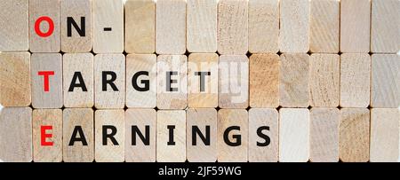 OTE-Symbol für die angestrebten Gewinne. Das Konzept formuliert die Zielgewinne der OTE auf Holzblöcken auf einem schönen Holzhintergrund. Unternehmen und OTE erzielen zielgerichtete Gewinne Stockfoto