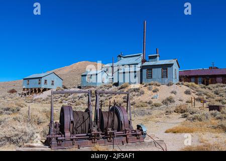 Draw Works in Front of the Standard Stamp Mill, Bodie SHP, California, USA Stockfoto