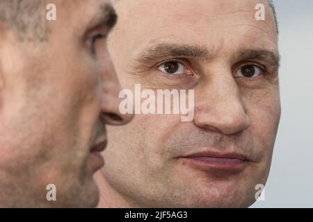 Madrid, Spanien. 29.. Juni 2022. Die Brüder VITALI KLITSCHKO und WLADIMIR KLITSCHKO sind während des NATO-Gipfels im IFEMA-Kongresszentrum in Madrid zu sehen. (Bild: © Beata Zawrzel/ZUMA Press Wire) Stockfoto