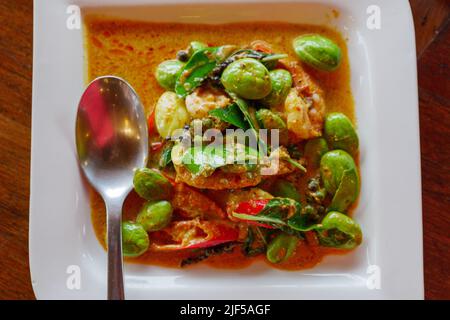 Thai-Stil gebratene, würzige Stinkbohne und Garnelen. Stockfoto
