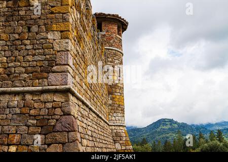Steinturm in den Weinbergen in einem Schloss im italienischen Stil in Napa Valley, Calistoga, Kalifornien, USA Stockfoto