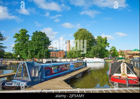 Die Boote vertäuten im Bancroft Basin, Stratford-upon-Avon, am Anfang und am Ende des Stratford-on-Avon-Kanals Stockfoto