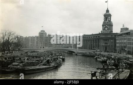 Das General Post Office Building ist das Hauptpostgebäude von Shanghai, China. Das 1924 erbaute vierstöckige Gebäude befindet sich an der Tiandong Road 395, am nördlichen Ende der Sichuan Road Bridge, am Ufer des Suzhou Creek. Stockfoto