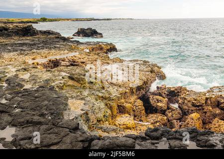 Die zerklüftete vulkanische Küste in Kalihi Point, Hawaii Island, Hawaii, USA Stockfoto