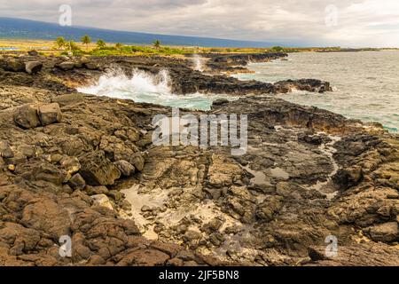 Die zerklüftete vulkanische Küste in Kalihi Point, Hawaii Island, Hawaii, USA Stockfoto