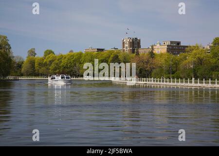 The Lady mit dem Boot auf dem Rideau-Kanal im Frühjahr, Ottawa, Ontario, Kanada. Stockfoto