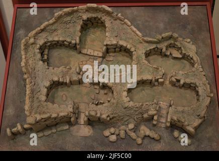 Neolithische Architektur. Alter der Tempel, entwickelt auf den Inseln Malta und Gozo (5000 v. Chr.-2500 v. Chr.). Modell eines der Tempel, der die architektonische Technik darstellt, ganz in Stein gebaut, auf einer Basis in der Form eines Kleeblattes. Gozo Museum für Archäologie. Cittadela von Victoria in Gozo. Malta. Stockfoto