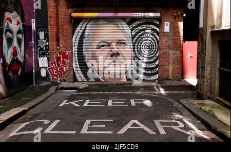 Melbourne Australien: Street Art, die Julian Assange in einer Seitenstraße in seiner Heimatstadt Melbourne porträtiert. Stockfoto