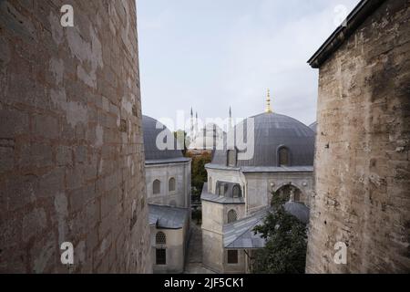 Mausoleen auf dem Gelände der Kirche der heiligen Weisheit, Haghia Sophia, Istanbul, Türkei. Stockfoto