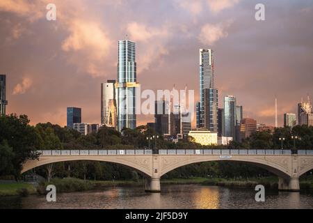 Melbourne Australien. Die Morell Bridge über dem Yarra River mit der Skyline von Melbourne im Hintergrund. Stockfoto