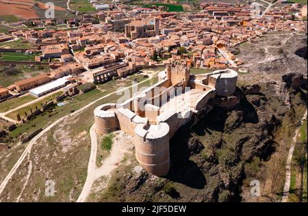 Berlanga de Duero mittelalterliche Burgruine in der Nähe von Soria, in der Region Castilla Leon, Spanien mit blauem Himmel aus der Luft Stockfoto