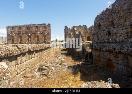 Ruinen des römischen Bazilica und Nymphaeum in der antiken Stadt Aspendos Stockfoto