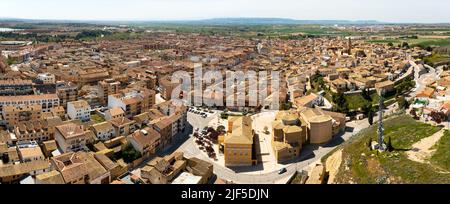 Blick von der Drohne auf Ejea de los Caballeros mit der Kirche Virgen de la Oliva Stockfoto