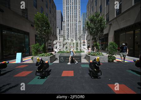 New York, USA. 29.. Juni 2022. Ein Blick auf die neu installierten „Funtime Unicorns“ des Künstlers Derrick Adams im Channel Garden im Rockefeller Center in New York, NY, 29. Juni 2022. (Foto von Anthony Behar/Sipa USA) Quelle: SIPA USA/Alamy Live News Stockfoto