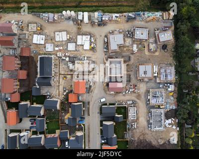 Ein Blick von oben auf eine große Baustelle mit Häusern Stockfoto