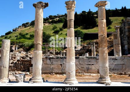 Überreste von Säulen in der antiken Stadt Ephesus in der Türkei Stockfoto