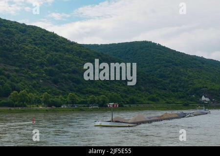 Ein Flachbodenschiff, der Independent II, transportiert Sand und Kies durch den Mittelrhein im Rheinland-pfälzischen Kreis. Stockfoto