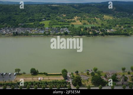 Luftaufnahme des mächtigen Rheins vom Schloss Marskburg in Braubach, einer gut erhaltenen Festung im Rheinland-pfälzischen Kreis Deutschlands. Stockfoto