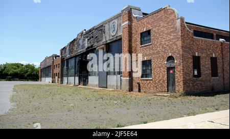 Floyd Bennett Field, schäbiges Äußeres mit Art déco-Elementen eines verlassenen Hangars, New York, NY, USA Stockfoto