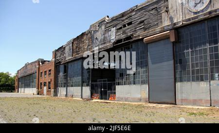 Floyd Bennett Field, schäbiges Äußeres mit Art déco-Elementen eines verlassenen Hangars, New York, NY, USA Stockfoto