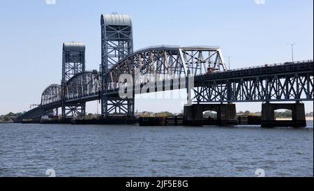 Marine ParkwayGil Hodges Memorial Bridge, über Rockaway Inlet, Blick von der Brooklyn Side in Richtung Queens, New York, NY, USA Stockfoto