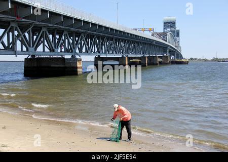 Marine ParkwayGil Hodges Memorial Bridge, Fischer mit Netz auf der Brooklyn-Seite des Rockaway Inlet, New York, NY, USA Stockfoto